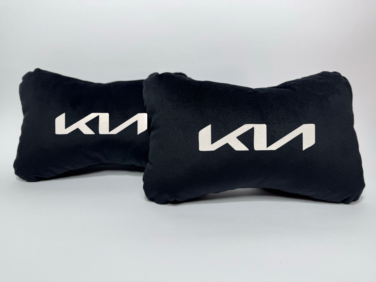 Χειροποίητα μαξιλάρια κεφαλιού KIA NEW LOGO - μαύρο σουέτ